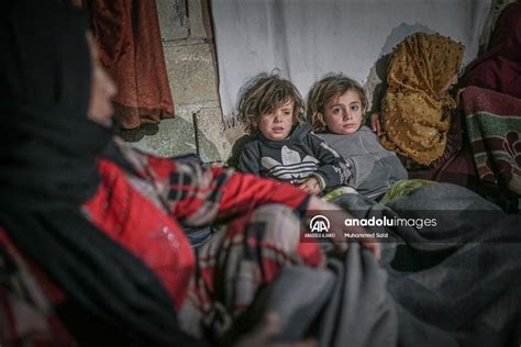 İ­d­l­i­b­­d­e­ ­b­a­b­a­l­a­r­,­ ­d­o­n­d­u­r­u­c­u­ ­g­e­c­e­l­e­r­d­e­ ­ç­o­c­u­k­l­a­r­ı­ ­i­ç­i­n­ ­n­ö­b­e­t­ ­t­u­t­u­y­o­r­